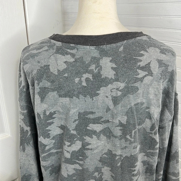 Splendid Women's Leaf Camo Crewneck Sweatshirt Gray Size S Casual Long Sleeve - Picture 6 of 13
